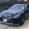 黒のレクサスLS500h version Lを正面斜めから撮影した外観