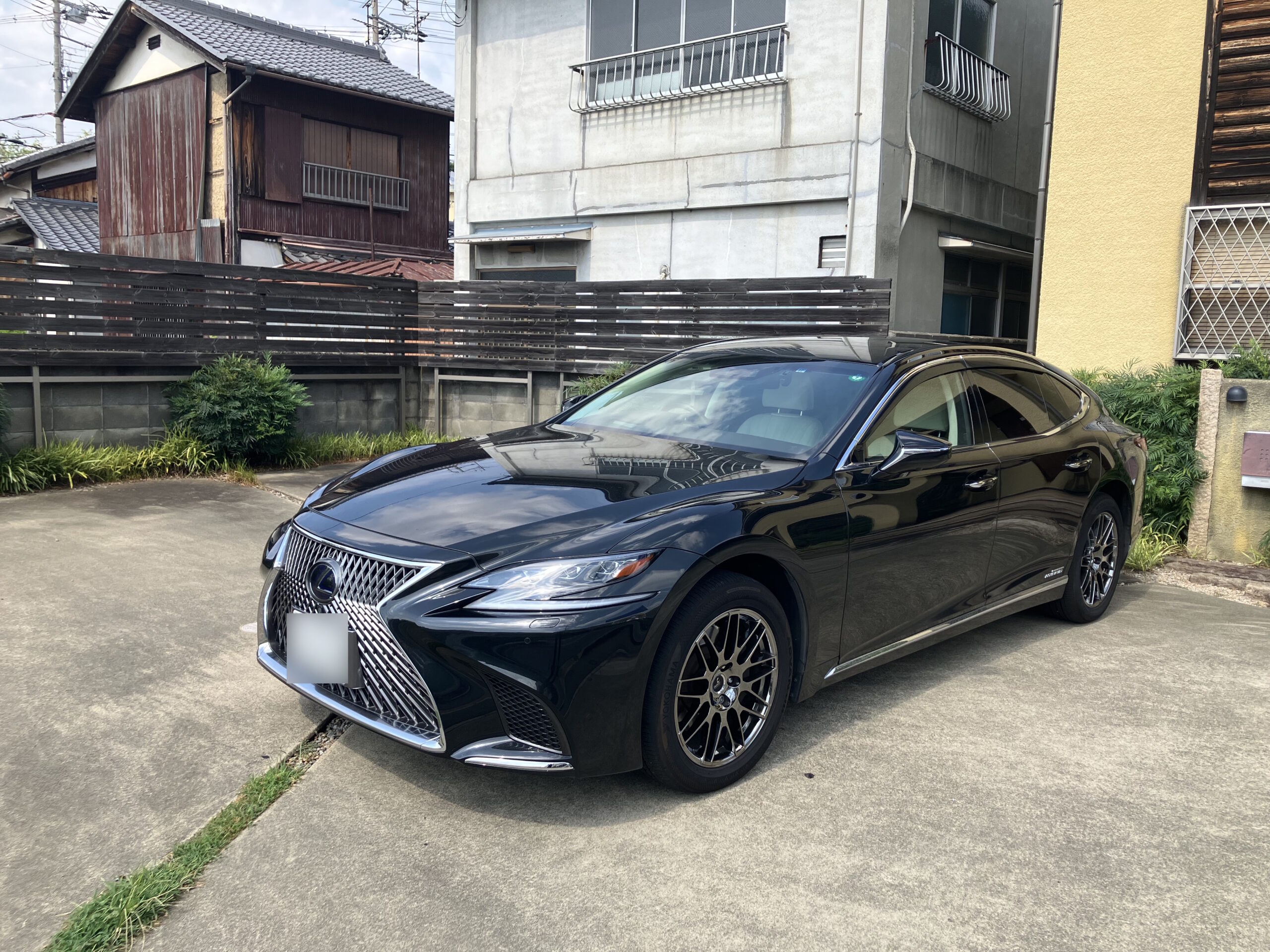 レクサスLS500h version Lの右前方から見たフロントグリルとボディ
