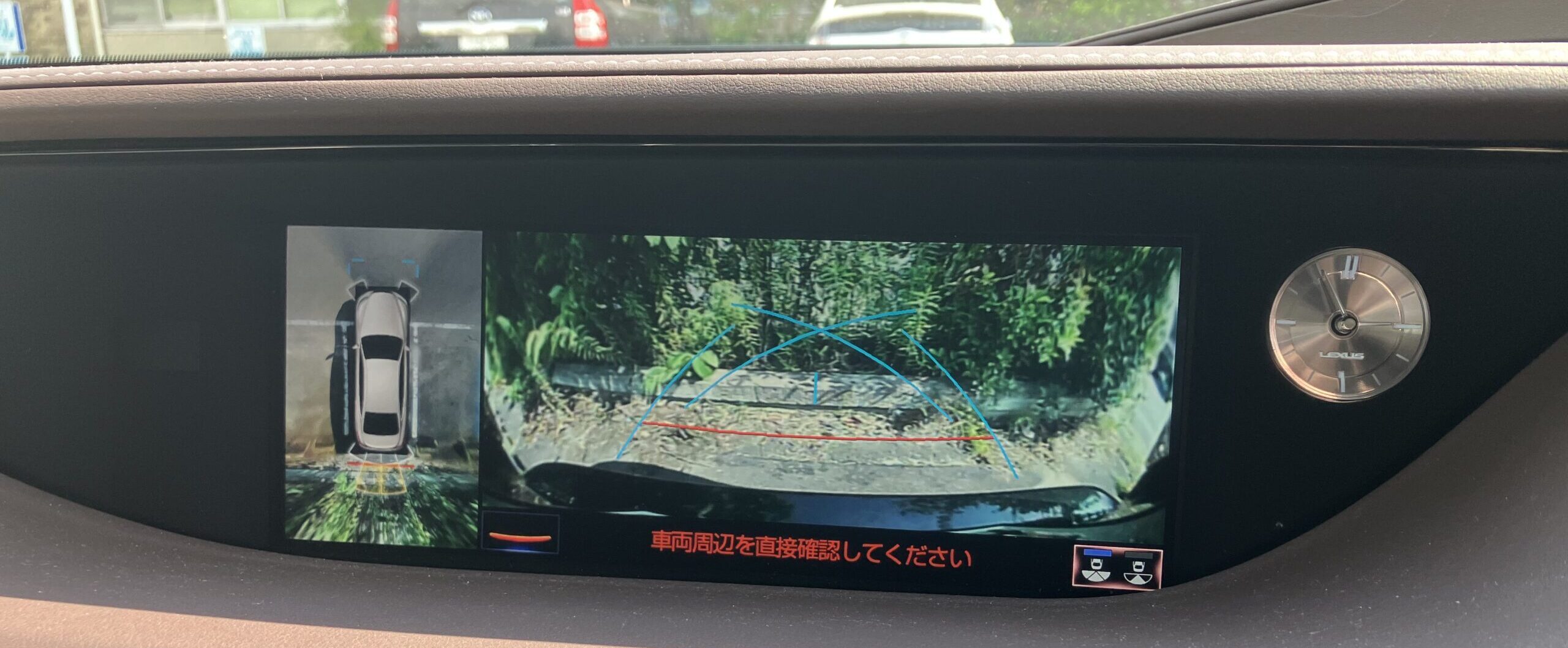 大きなLS500hの駐車を支援するパノラミックビューモニター