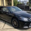 晴天時に左前方から撮影した黒のレクサスLS500h version L