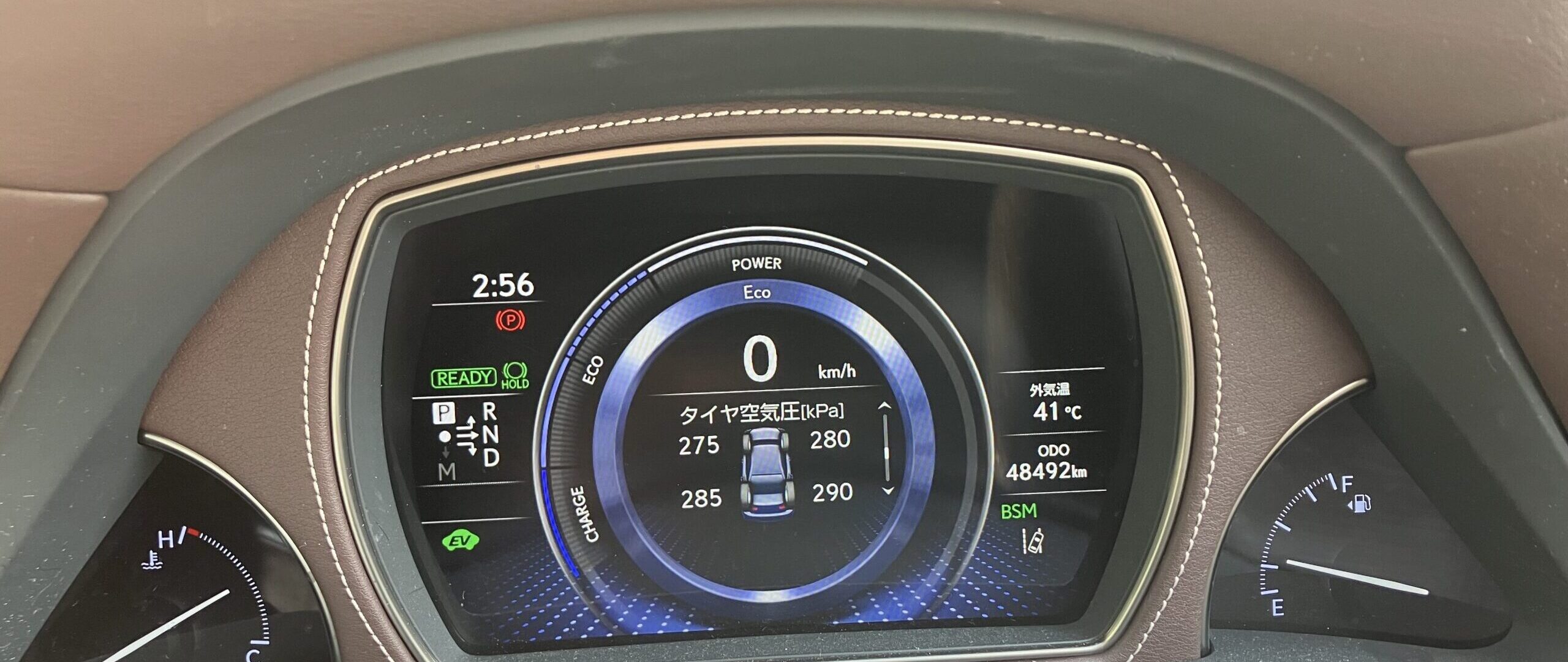 レクサスLS500h version Lのメーターに表示されたタイヤ空気圧モニター