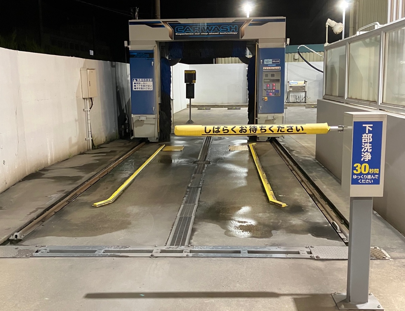 ガソリンスタンドに設置された自動洗車機