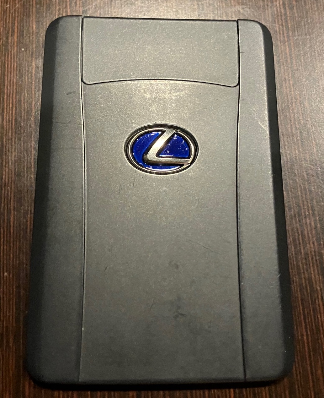 Lexusロゴが入ったレクサスLSのカードキー表面