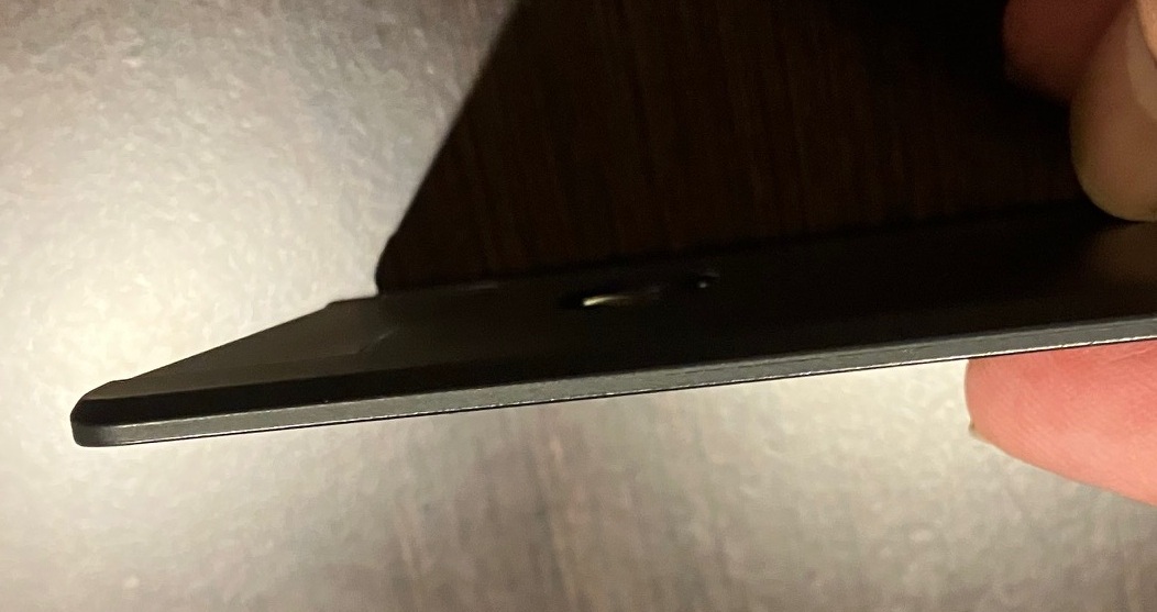 レクサスLSのカードキーを横から見た薄さ