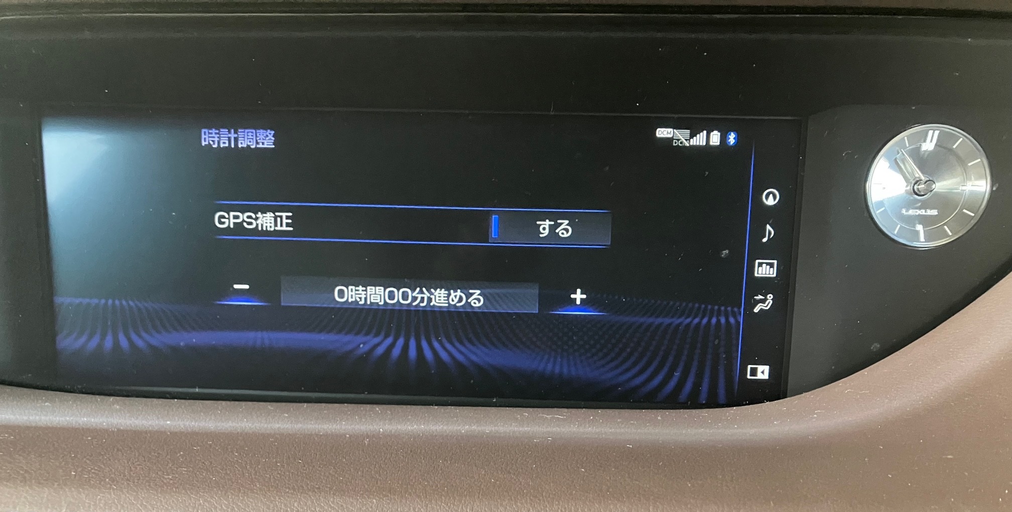 レクサスLSの時計調整画面でGPS補正と時刻調整を設定する様子