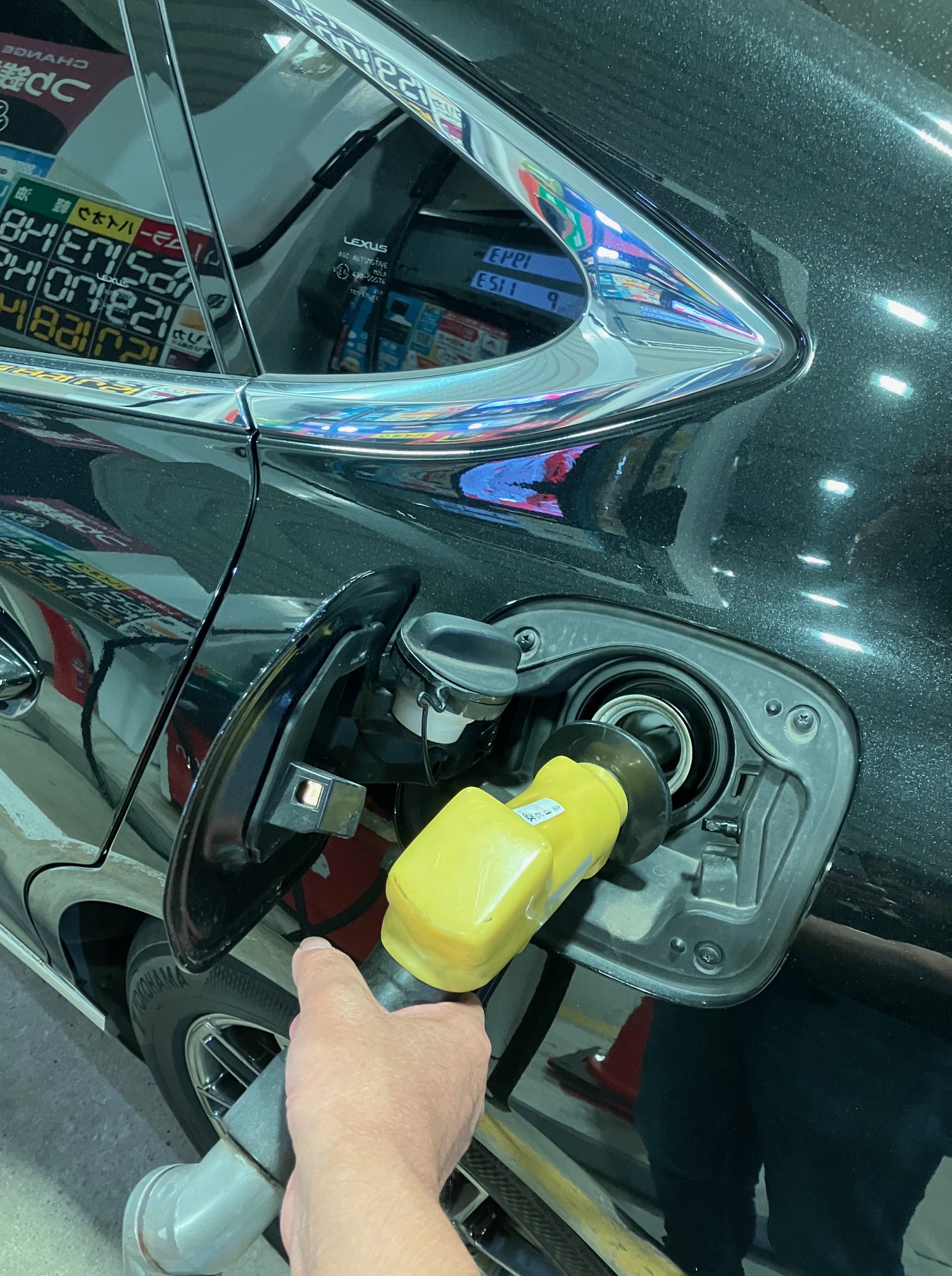 ハイオク指定の黒いレクサスLS500hへガソリンを給油している様子