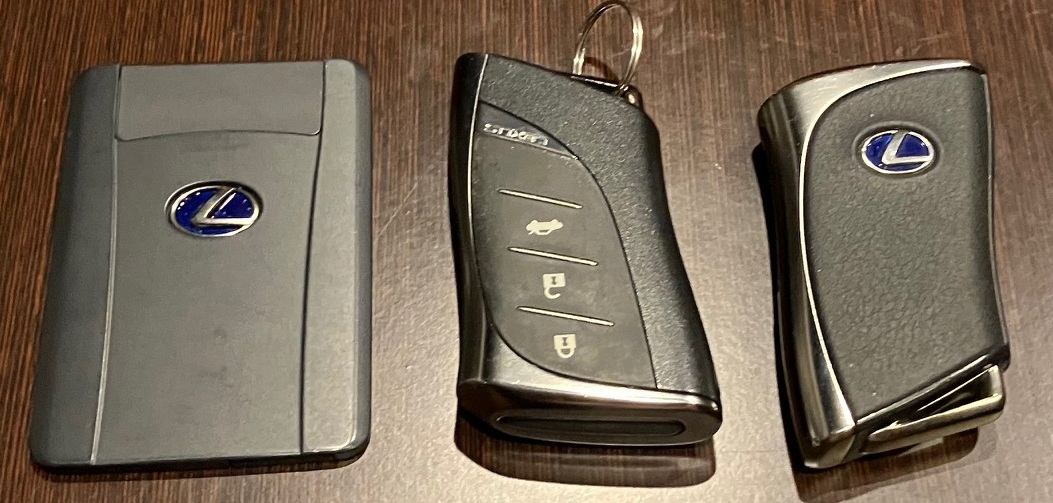 レクサスLSのカードキーとスマートキーを並べた大きさの比較