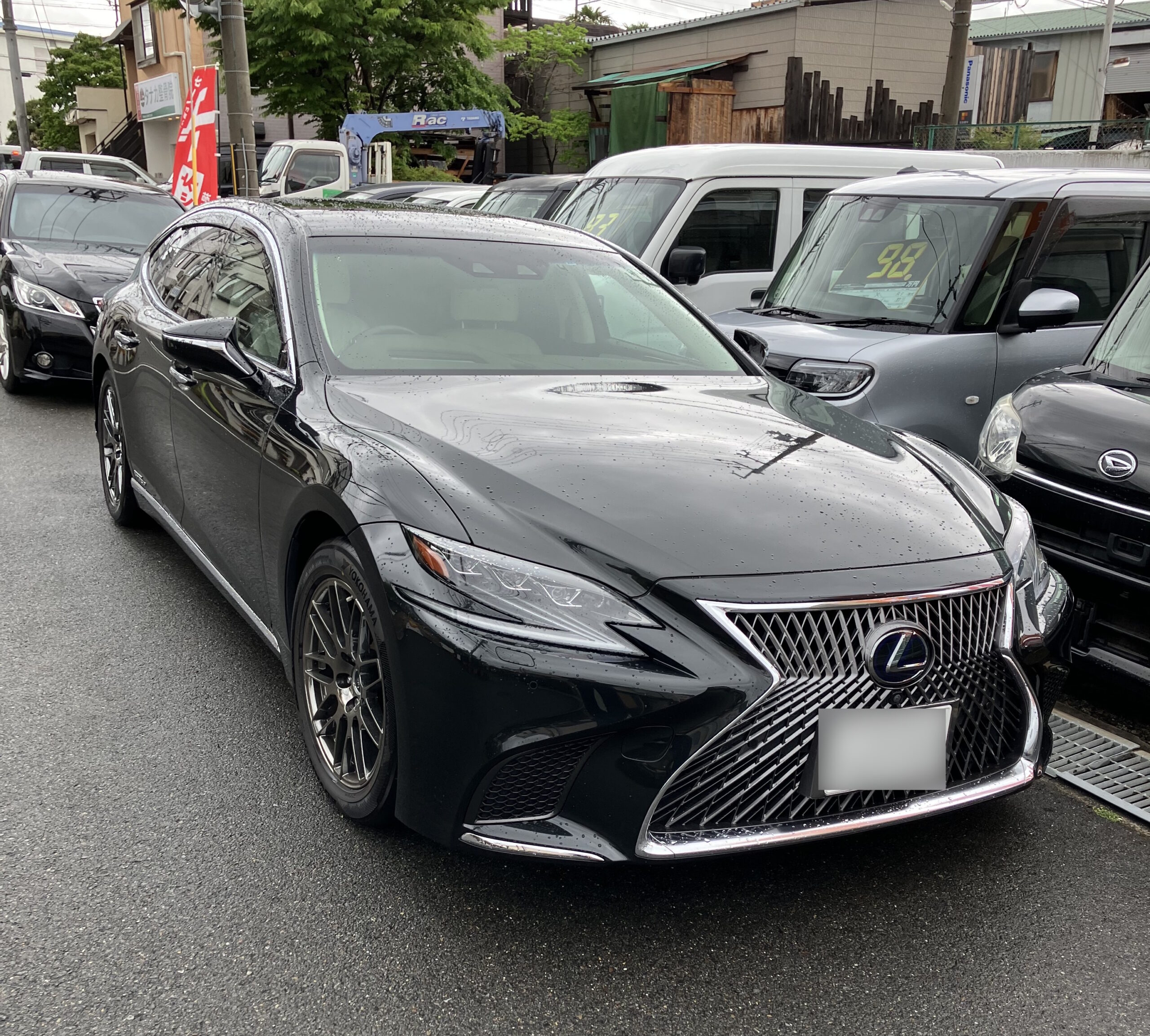 クラウンアスリートから乗り換えた黒いレクサスLS500hを左前方から撮影した外観