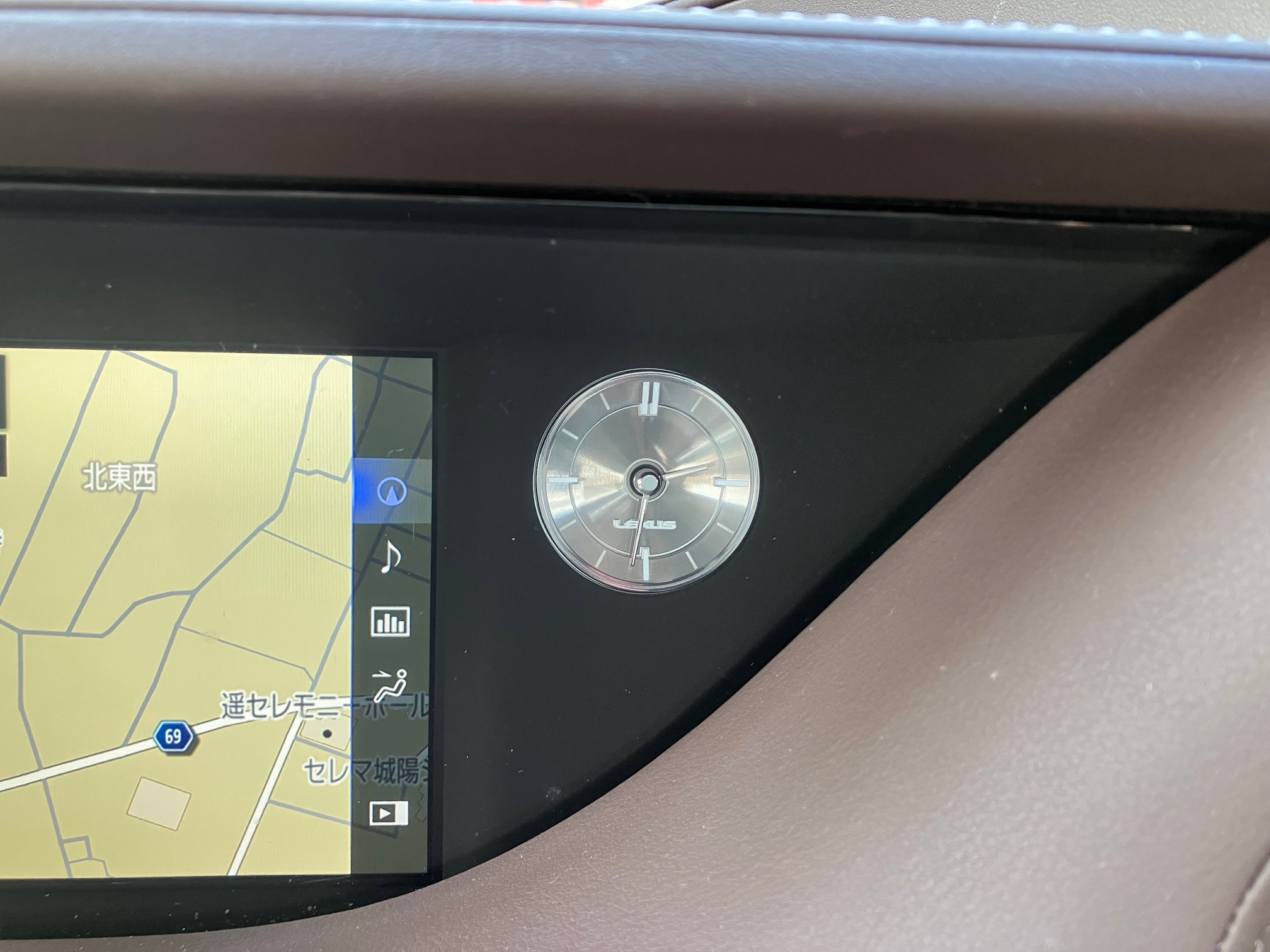 レクサスLS500hのナビ画面横にあるLEXUSロゴ入りアナログ時計