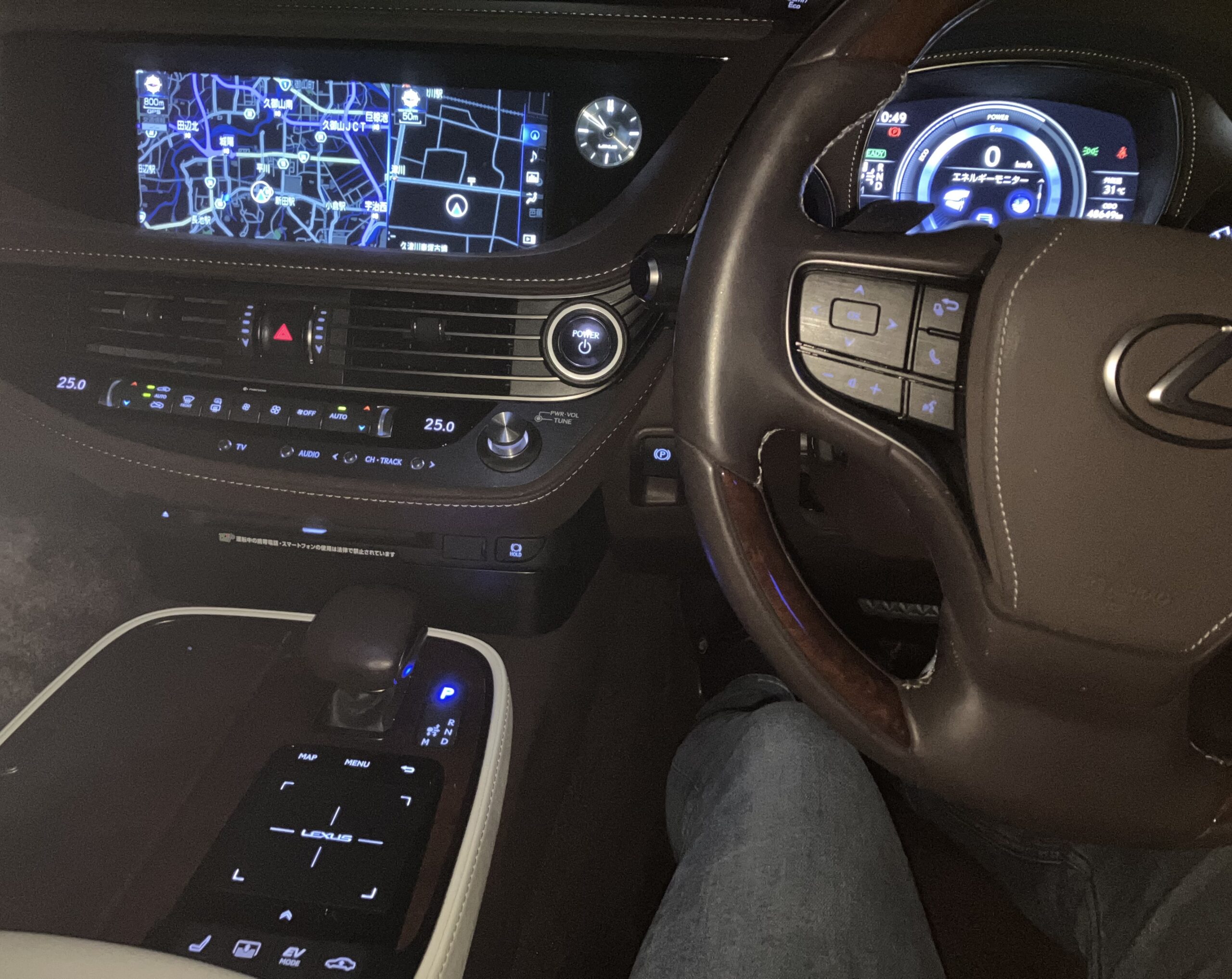 レクサスLS500hの運転席から見た純正ナビ画面とメーター、センターコンソール