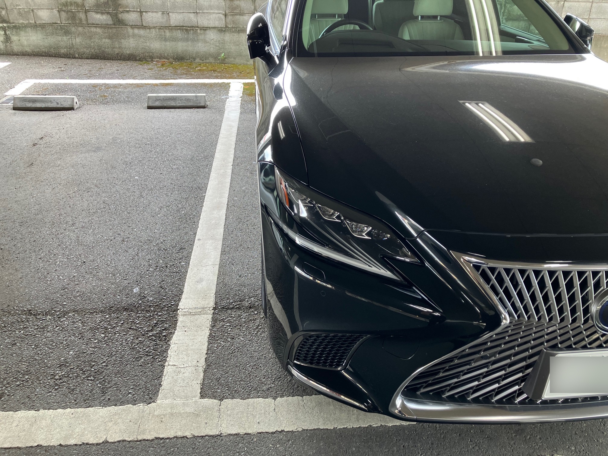 レクサスLS500hを駐車した際の運転席側の駐車線と車体の間隔