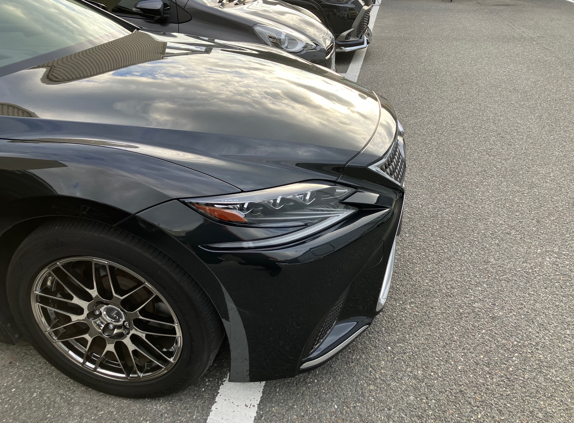 実オーナーが所有する黒のレクサスLS500h version Lを左前方から撮影した外観