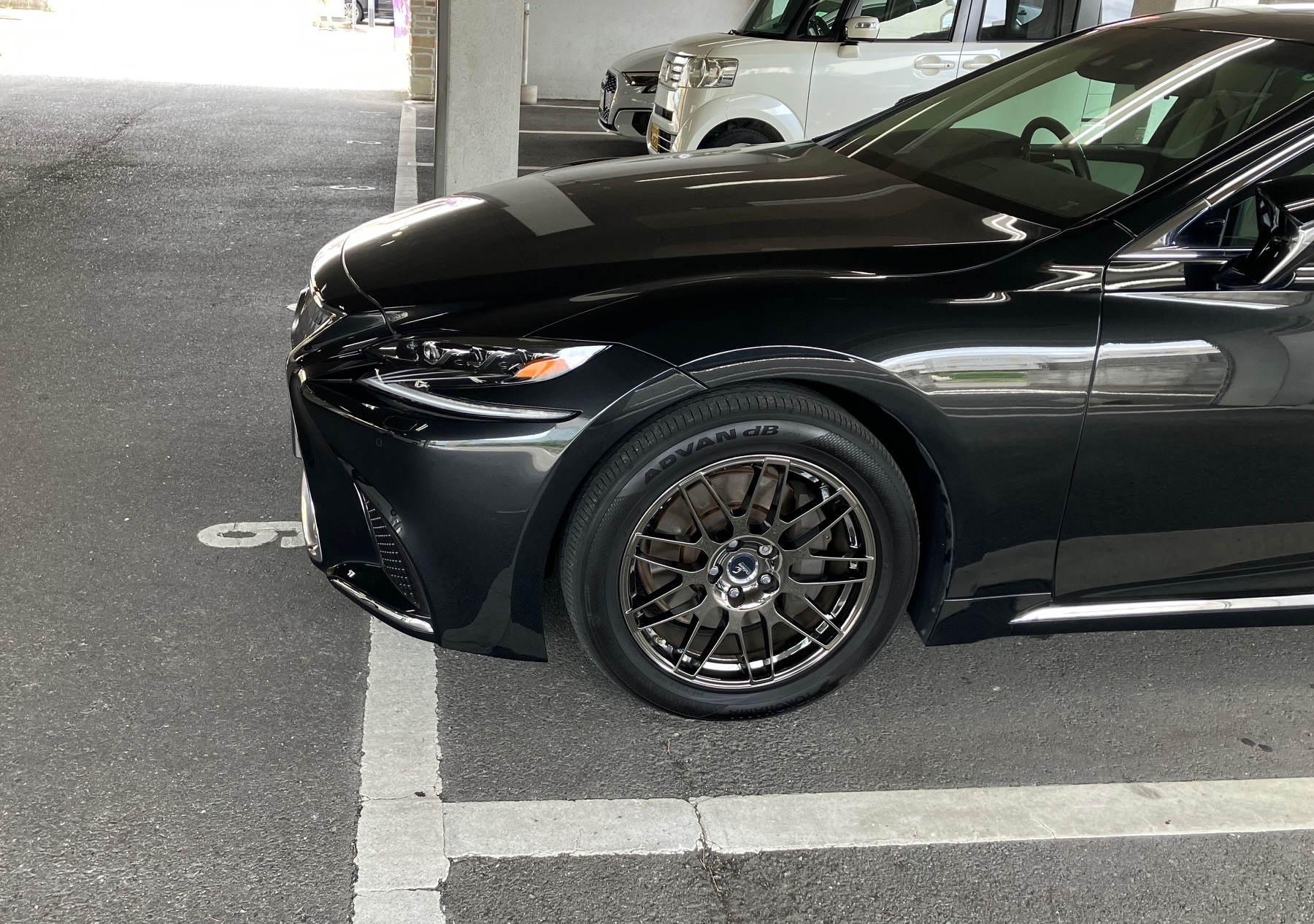 レクサスLS500hを駐車場の横から撮影した様子
