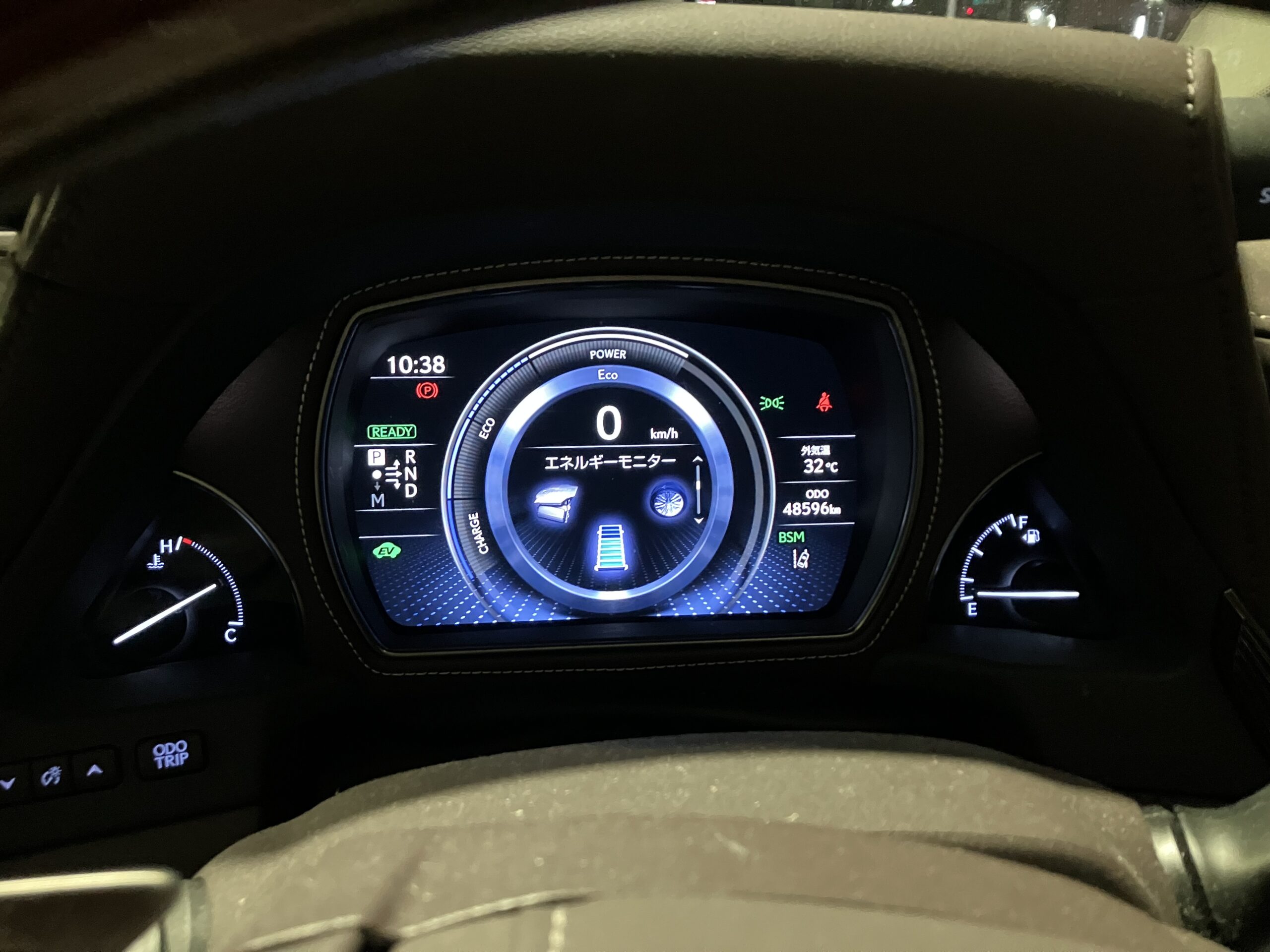 レクサスLS500hのメーターに表示されたハイブリッドのエネルギーモニター