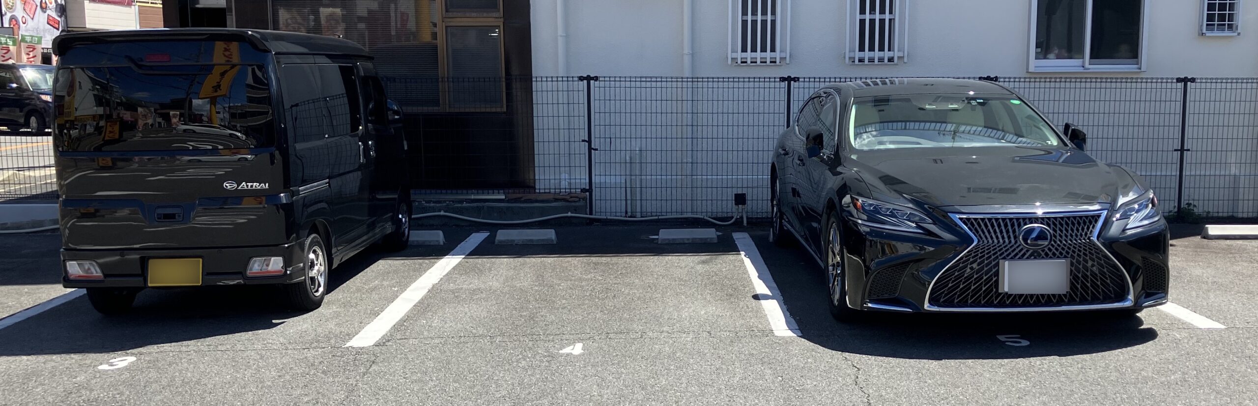 軽自動車と並べて駐車した2WDのレクサスLS500hの車幅比較