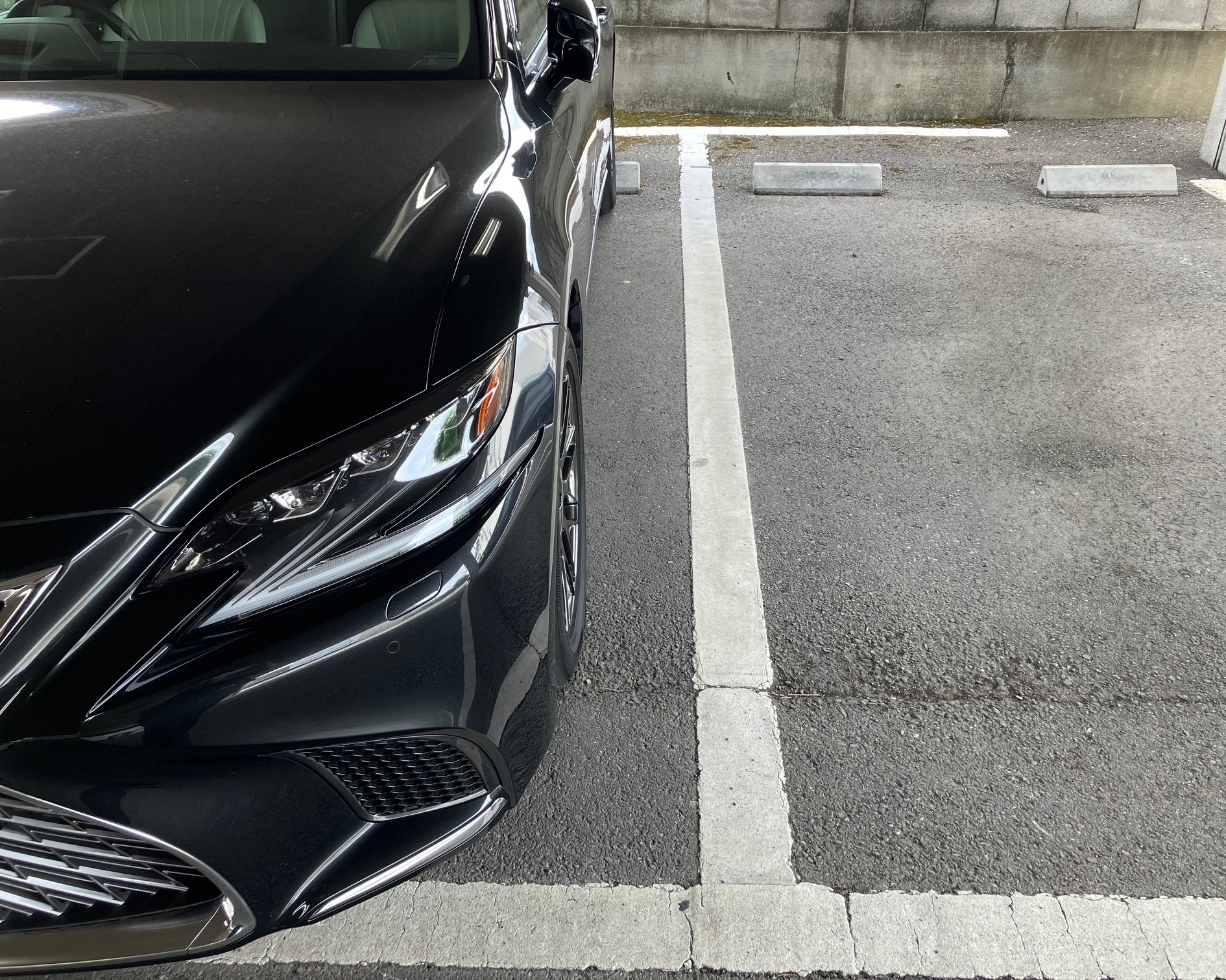レクサスLS500hを駐車場に停めた際の助手席側の車幅と駐車枠の様子