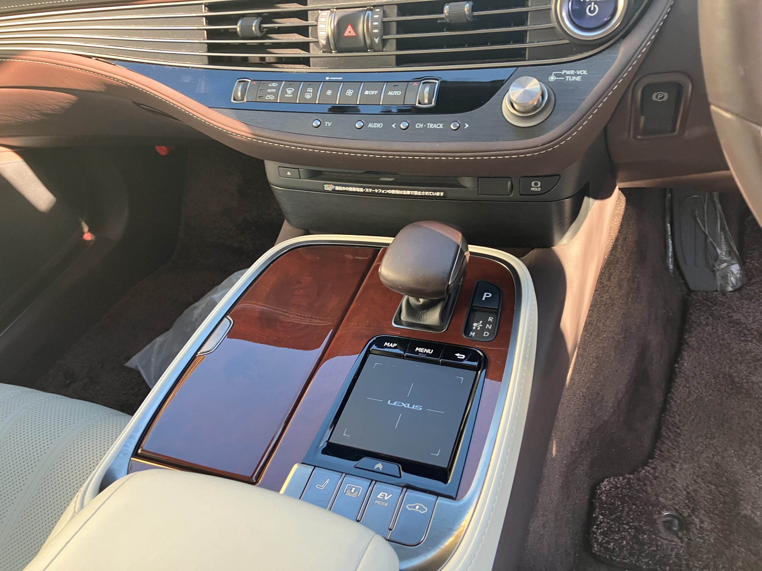 2017年式レクサスLS500h version Lのナビ操作に使用するタッチパッドとセンターコンソール