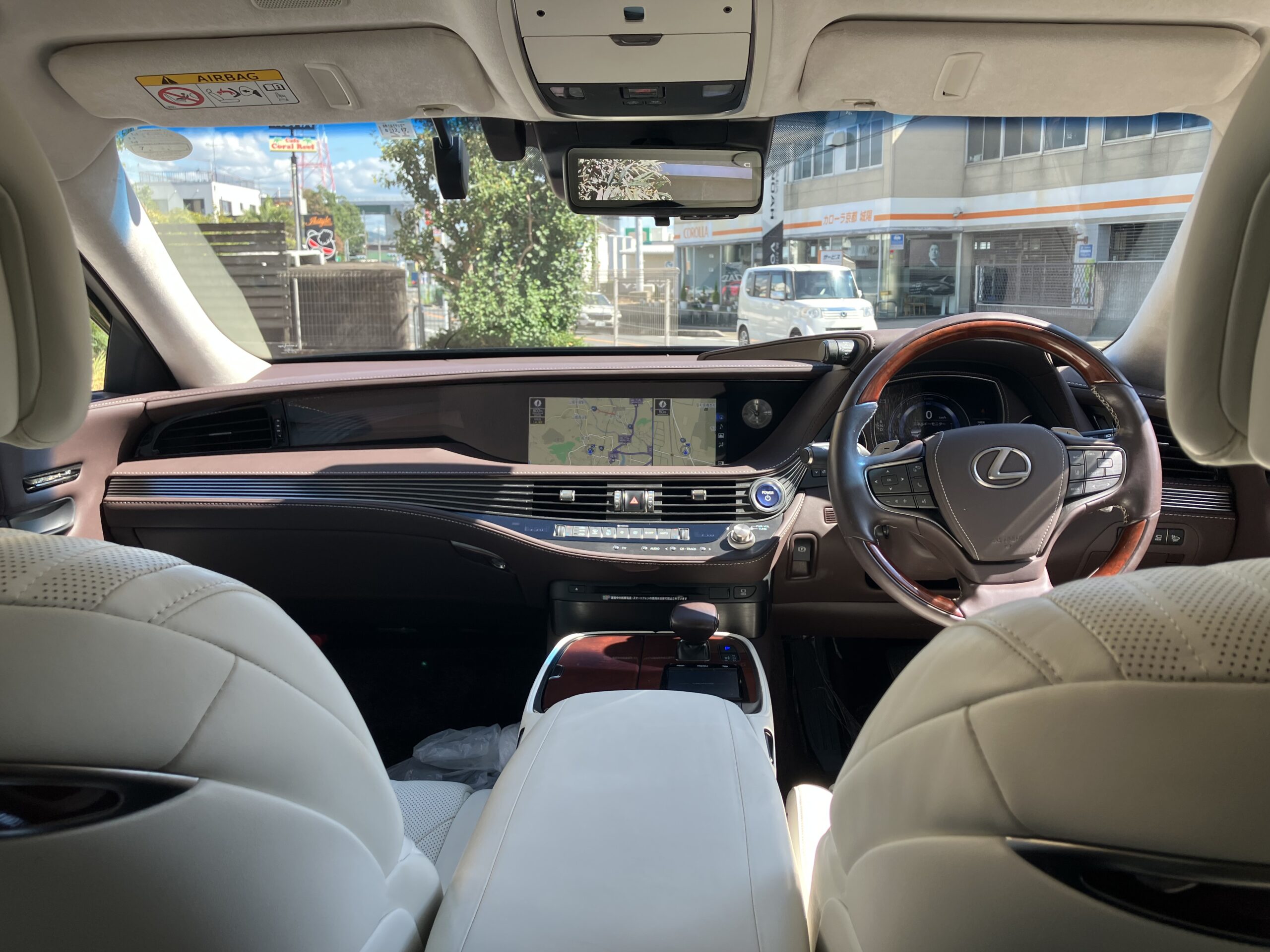 後席から見たレクサスLS500h version Lの運転席と白い本革内装