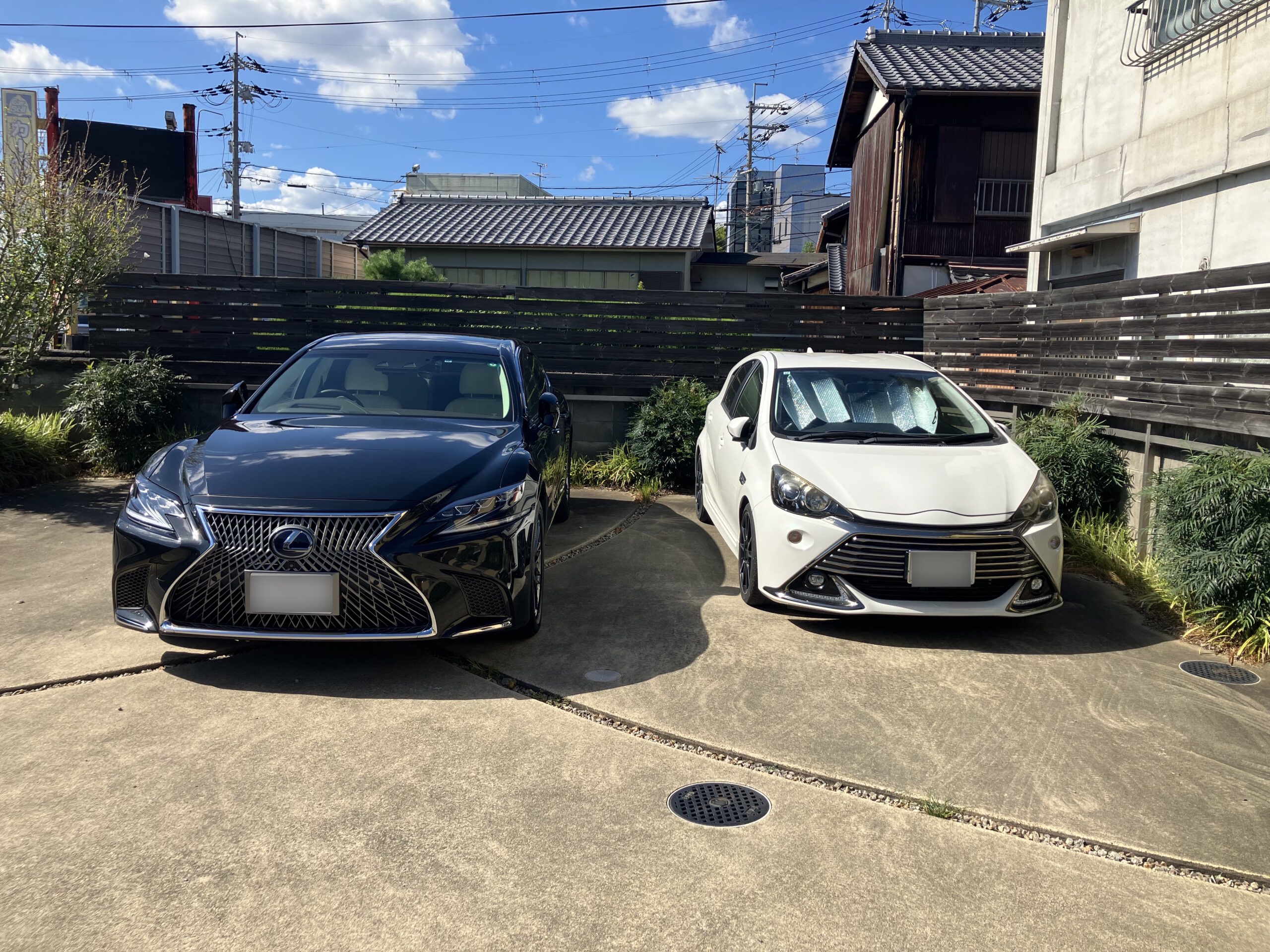レクサスLS500h version Lと白いコンパクトカーを並べて正面から撮影した車体サイズ比較