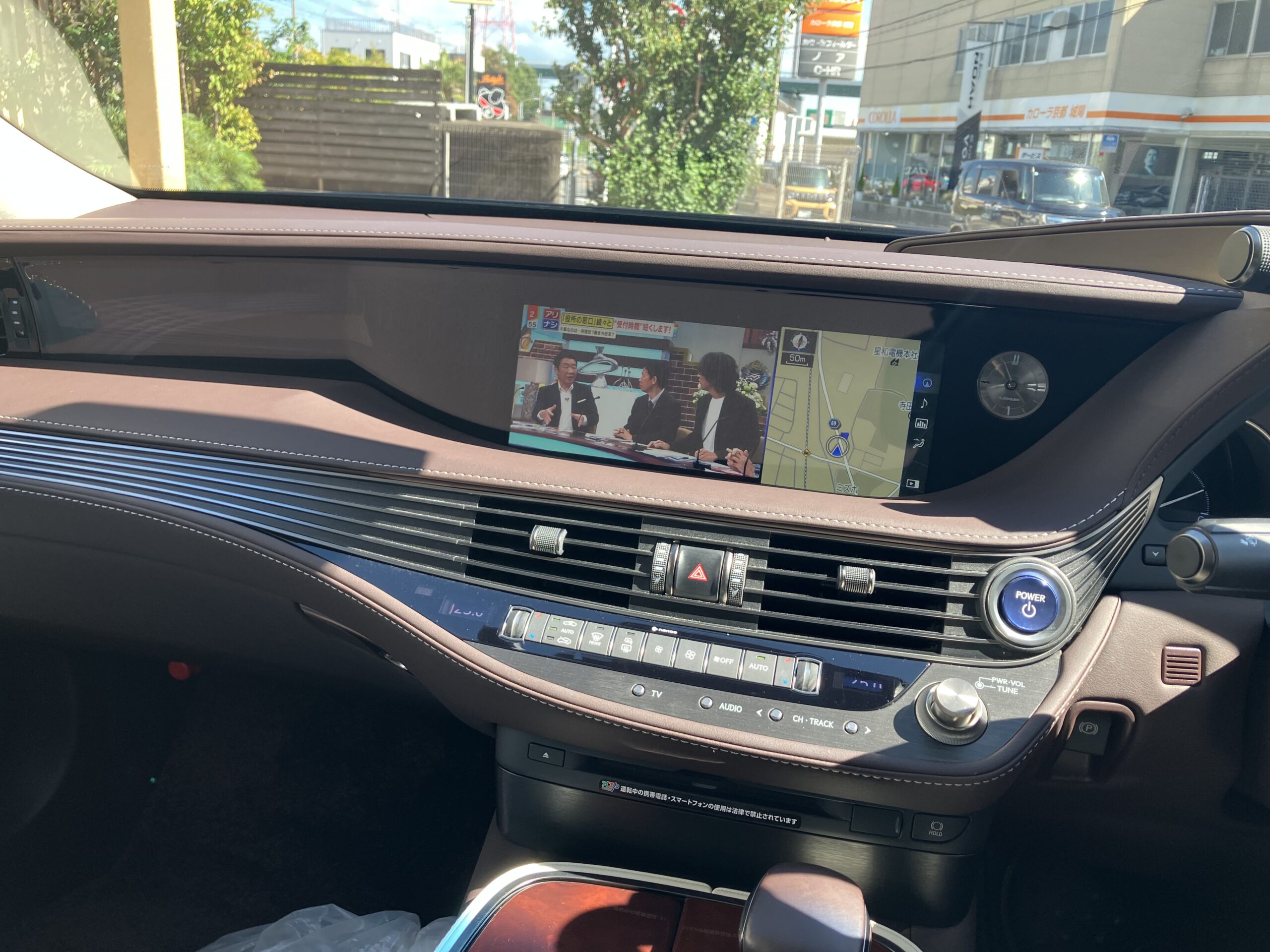 テレビとナビを表示したLS500h version Lのダッシュボードとワイドディスプレイ