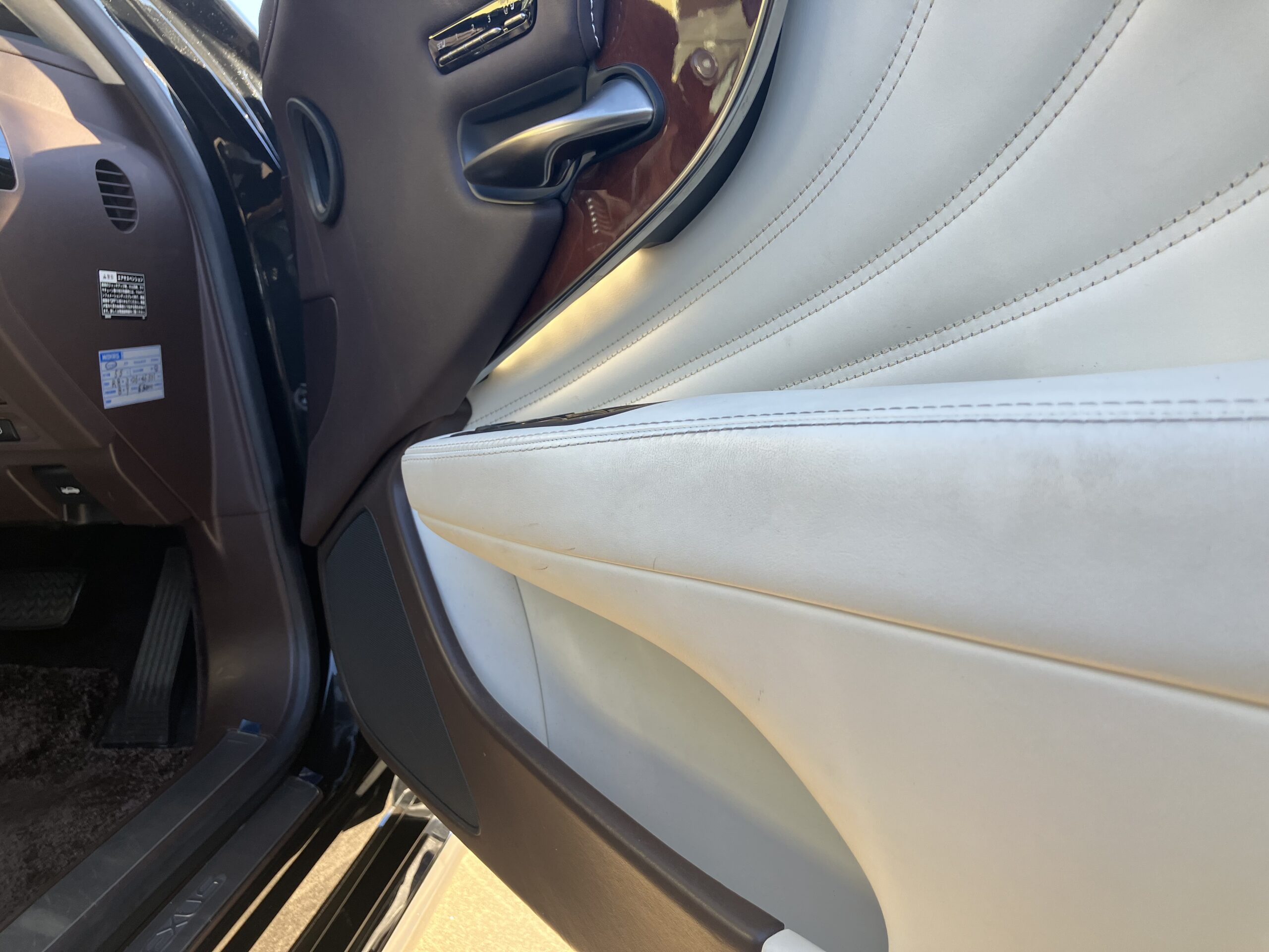 白い本革と木目調パネルを使用したLS500h version Lの運転席ドア内張り