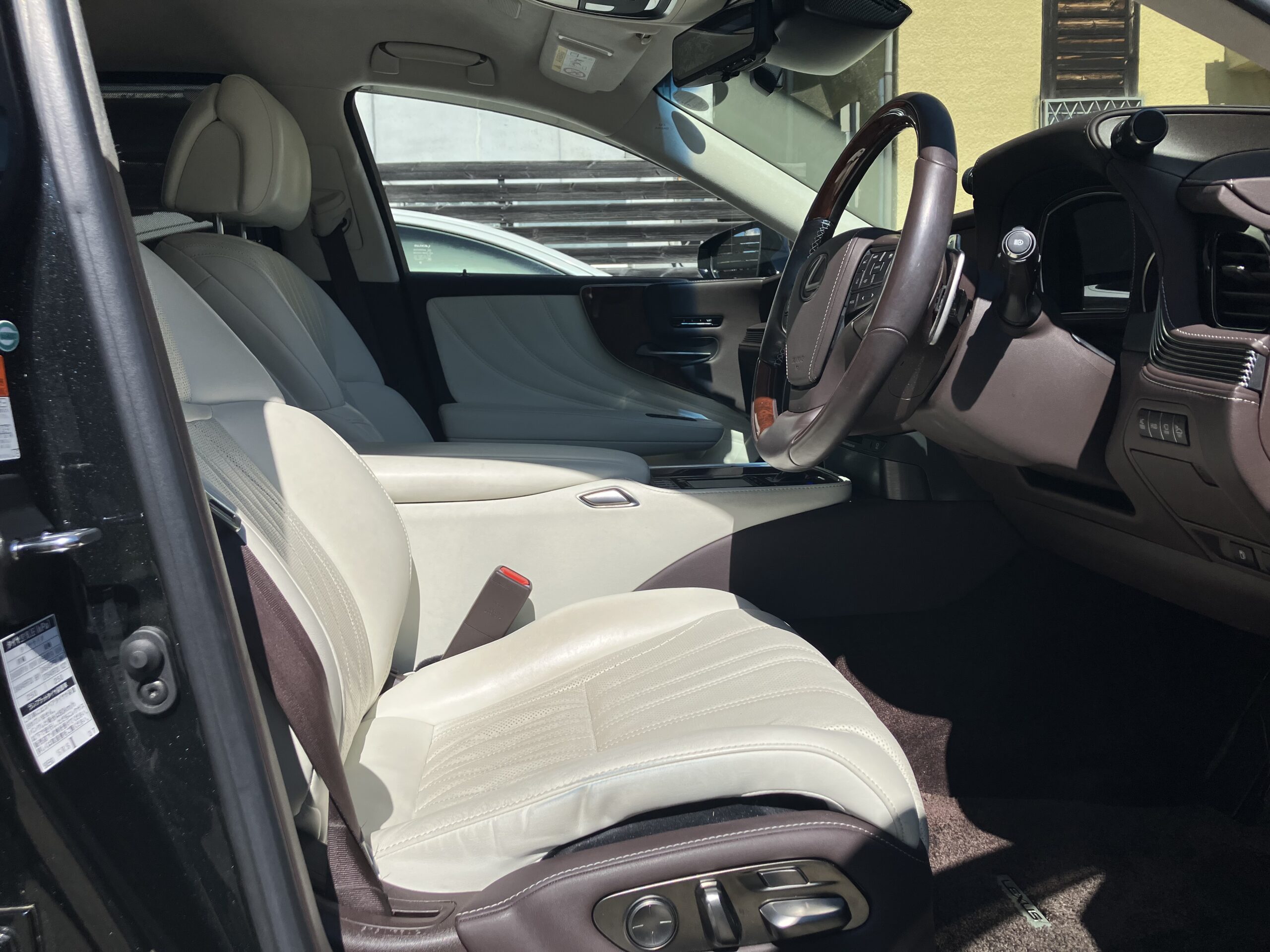 レクサスLS500h version Lの前席と運転席まわり