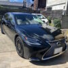 レクサスLS500h version Lを前方斜めから撮影したフロントとボディ全体