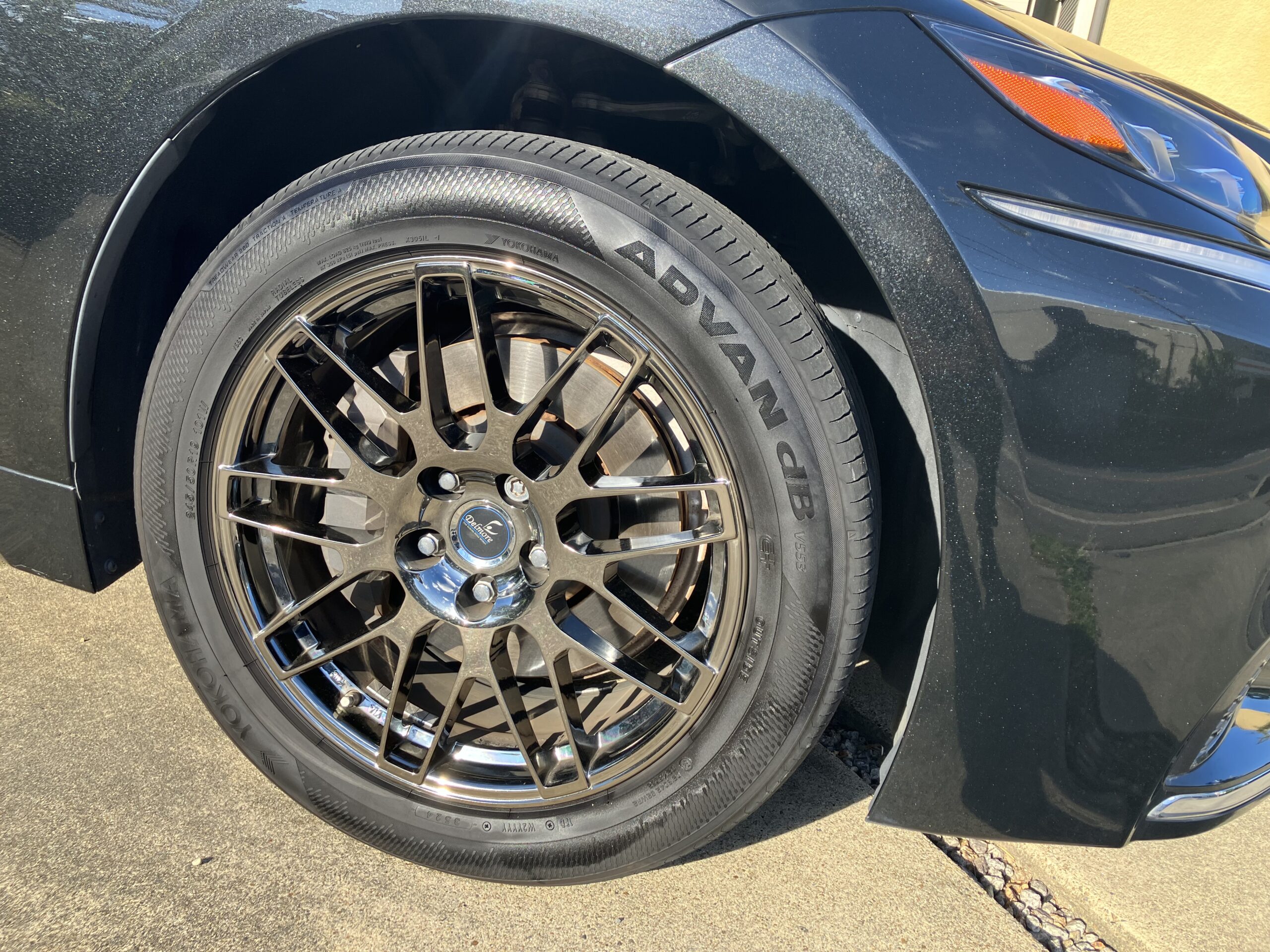 レクサスLS500h version Lのフロントホイールとタイヤ