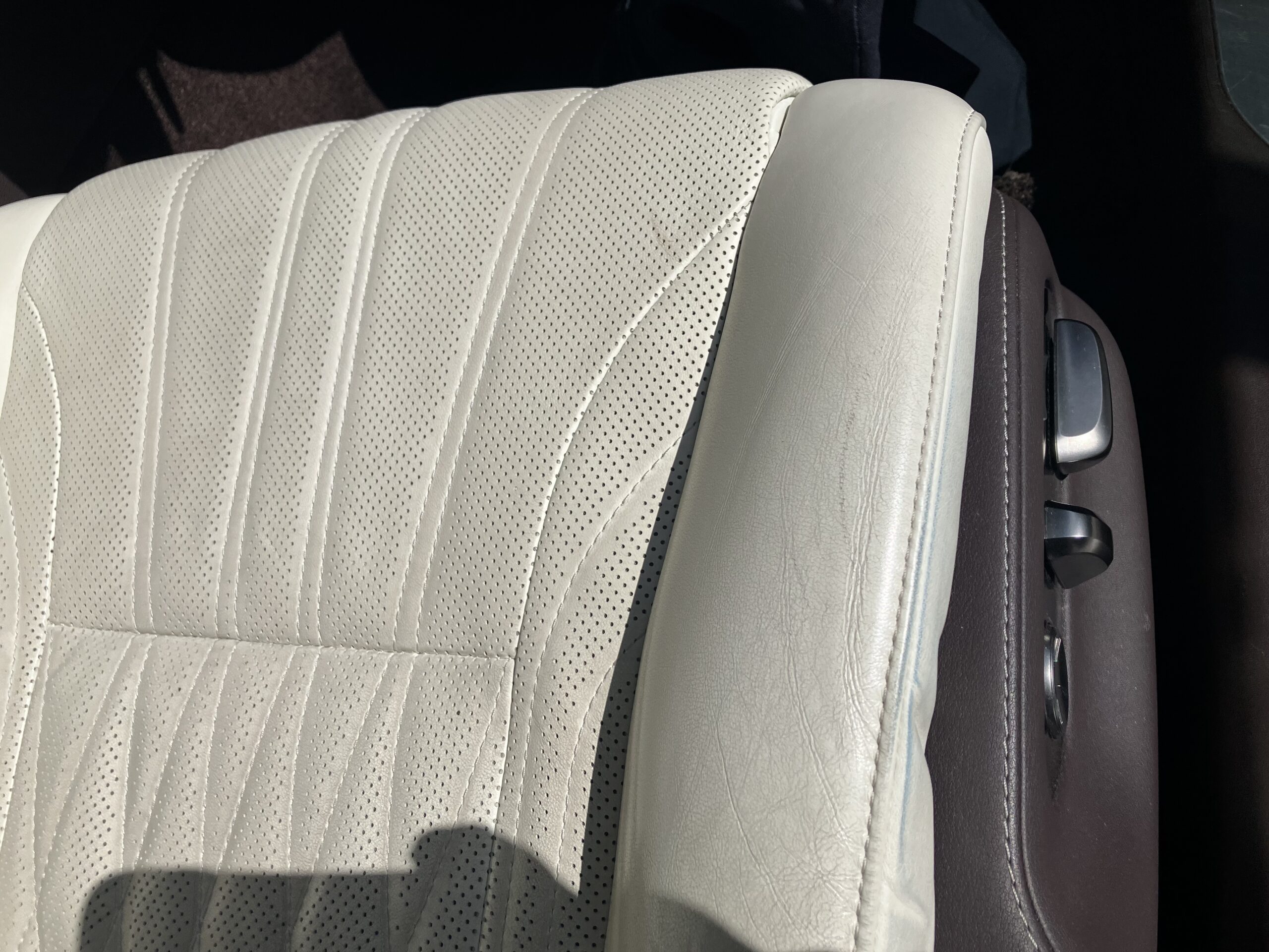 中古車査定で確認したいレクサスLS500h本革シートの擦れとしわ