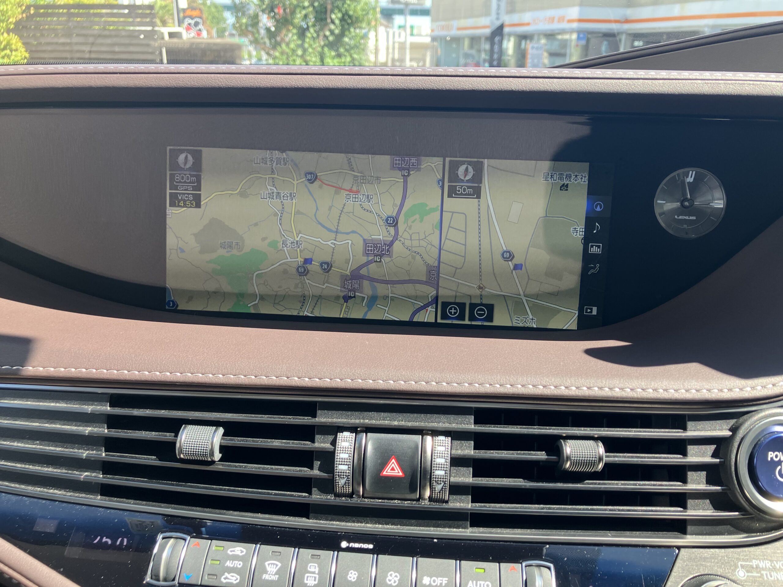 地図を表示したレクサスLS500h version Lのナビ画面とアナログ時計