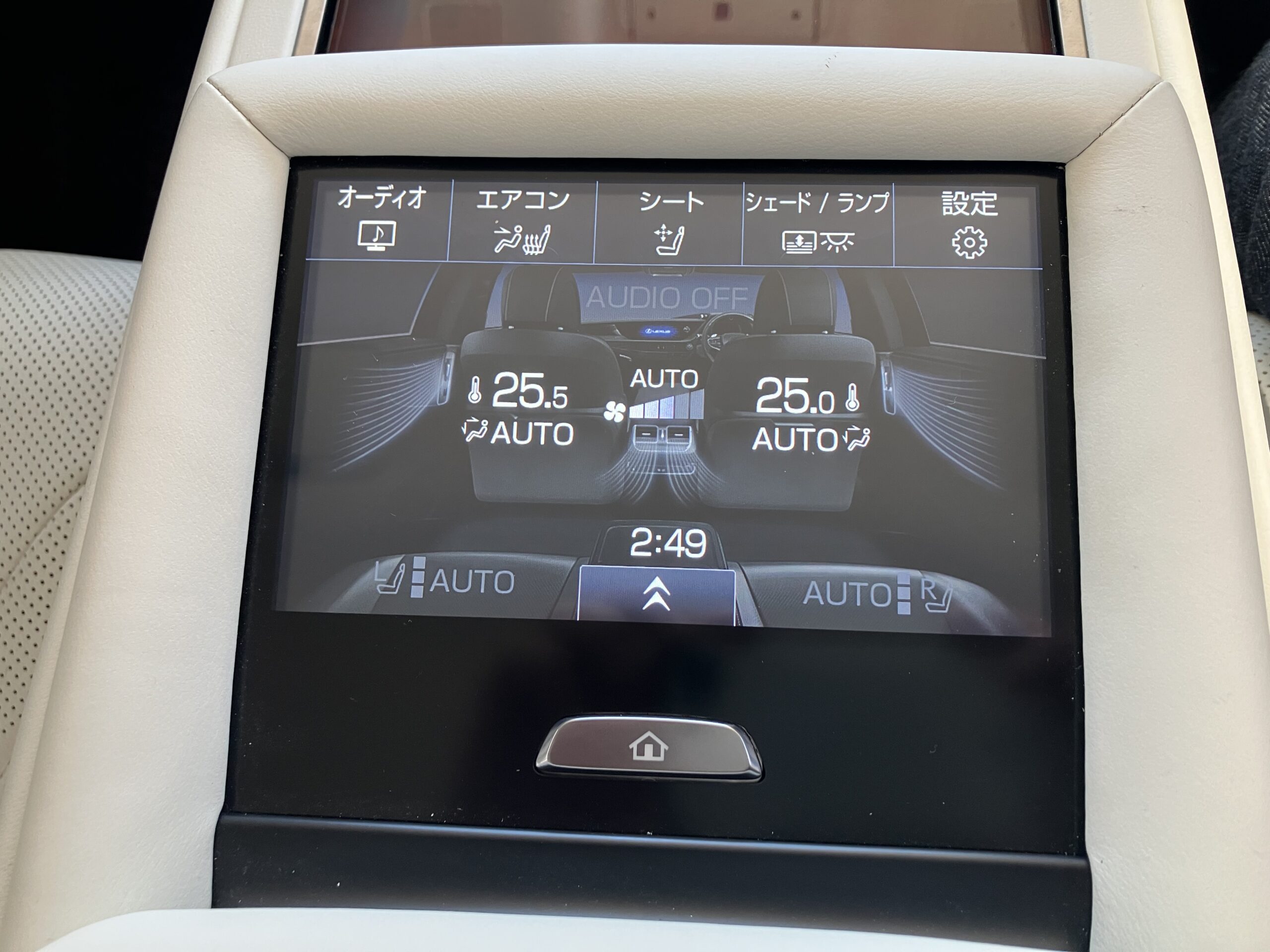 エアコンとシート設定を表示したレクサスLS500h version Lの後席操作パネル