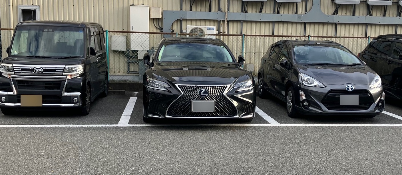軽自動車とコンパクトカーの間に駐車した2017年式レクサスLS500hの車幅比較
