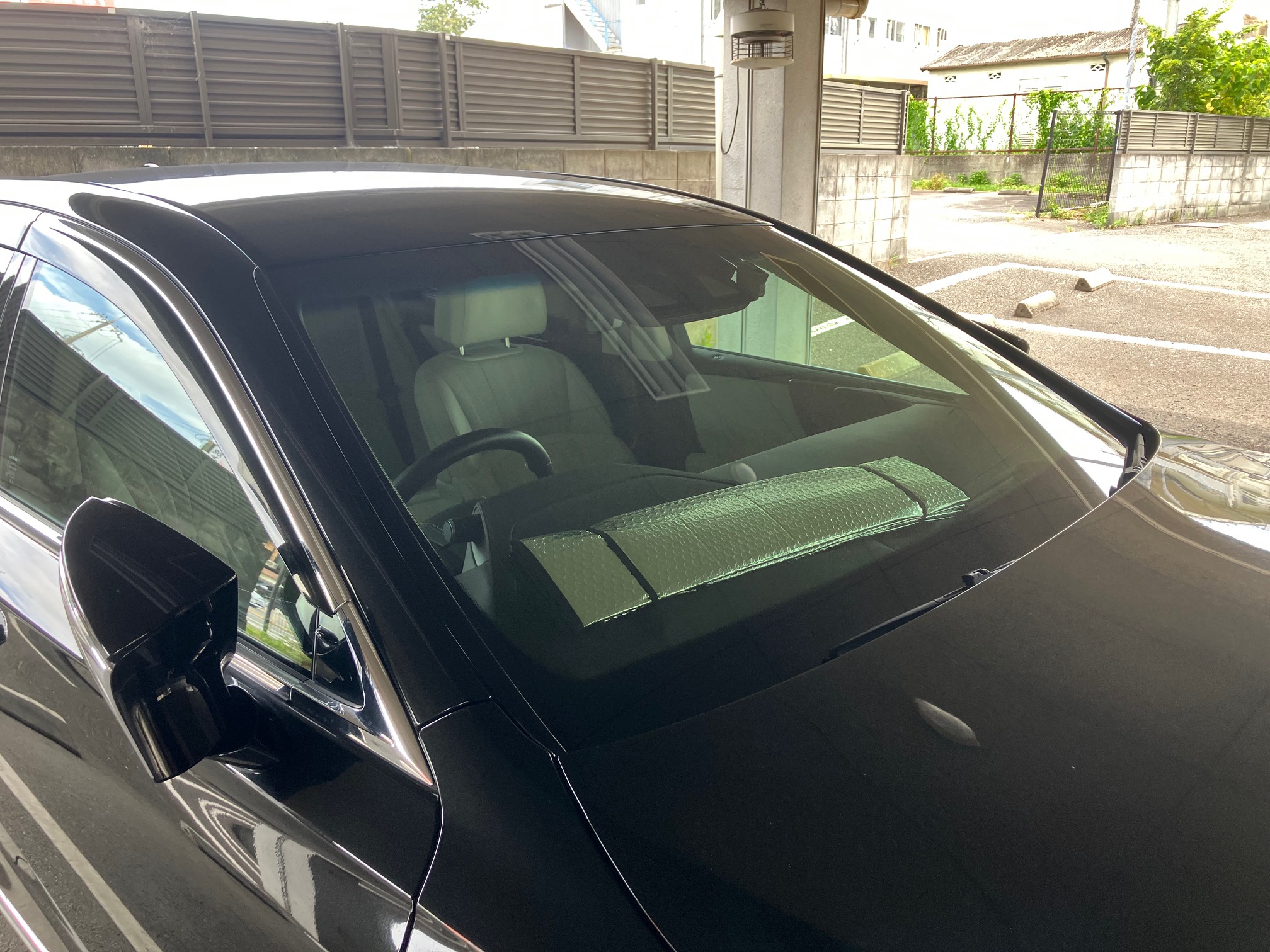 レクサスLS500hのヘッドアップディスプレイ部分を日差しから避けるためサンシェードを置いた様子