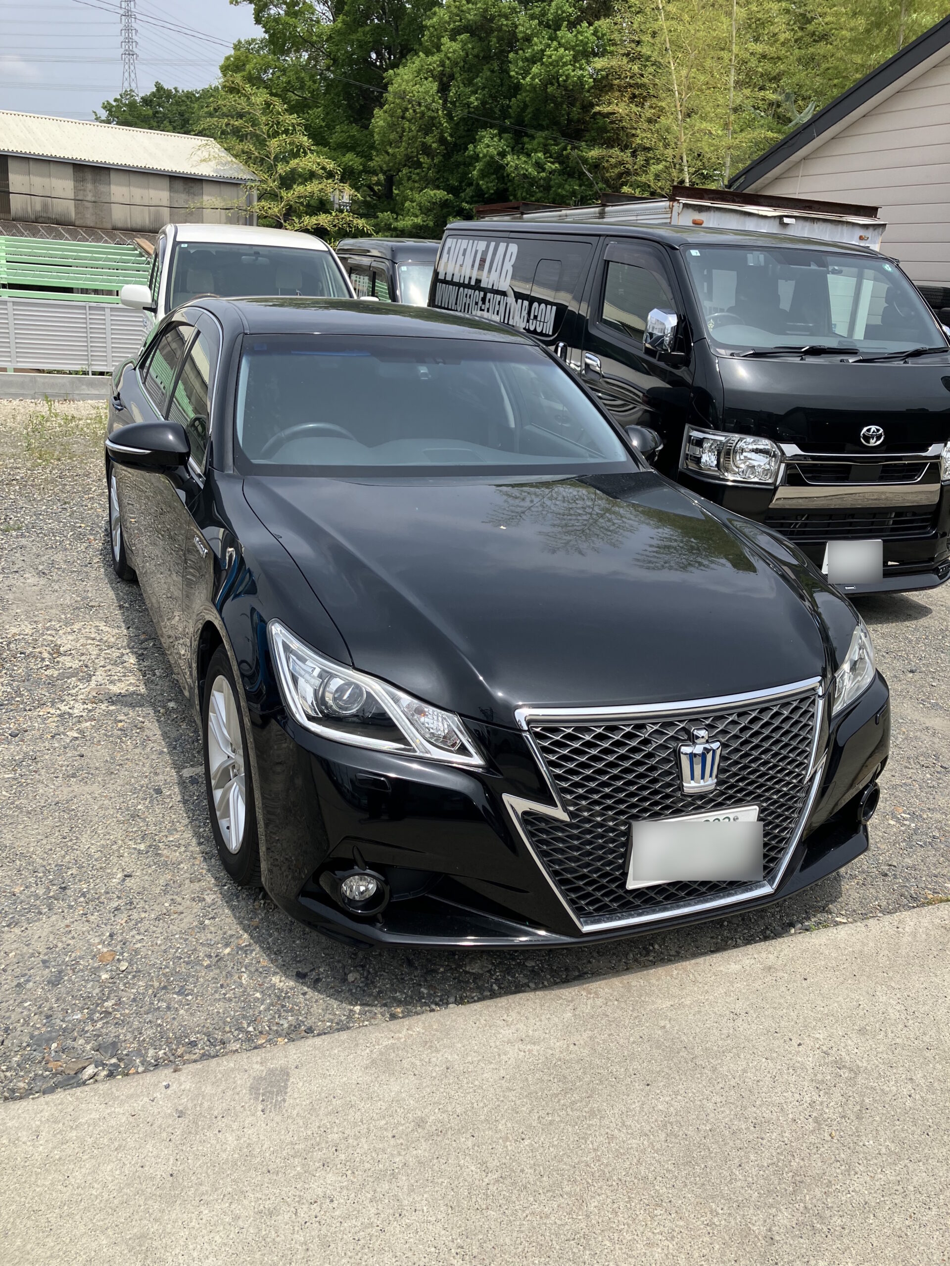 正面から撮影した黒いトヨタ・クラウンアスリートハイブリッドのフロントデザイン